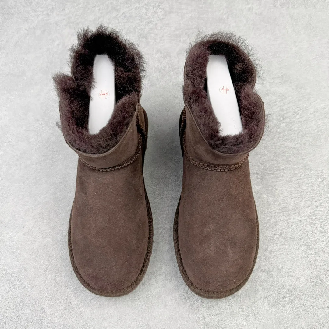 Pick up locally💰520 UGG 6422 Classic wooden buckle autumn and winter sheep fur integrated snow boots. All shoes are made from the same factory as ZP. Longfeng A-grade Australian imported sheep fur integrated women's boots. Brand OEM production line. Fully follow the ZP process. OEM original pattern maker. Adhering to the principle of no original shoes and no development selection. Pay attention to every detail. The most authentic version on the market. TREADLITE "Light Wing" technology outsole. Lightweight/durable/flexible/pile size: 35 36 37 38 39 40 Coding: by2936090